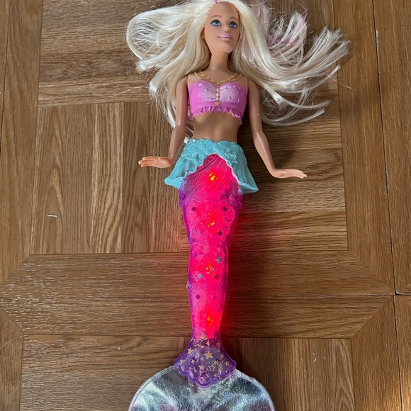 Mermaid Barbie with Light Up Tail - Picture 2 of 5
